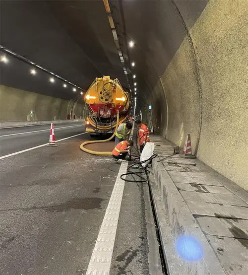 琼山隧道排水渠清淤